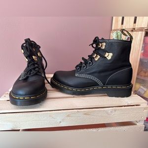 Dr. Martens boots pebble leather boots